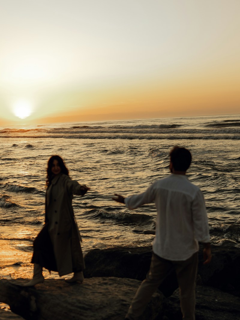 Casal ao pôr do sol