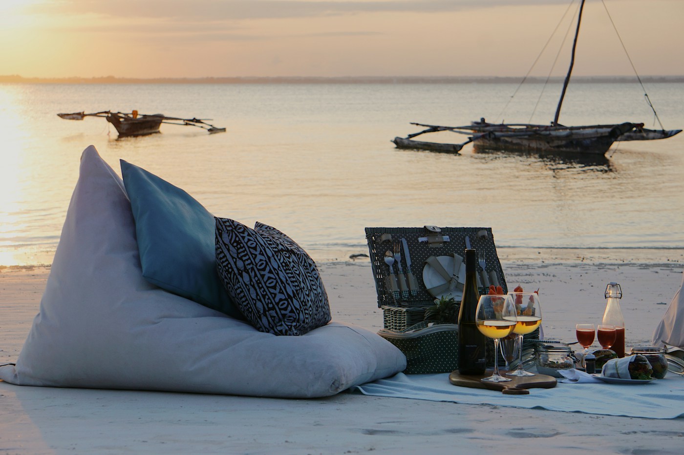 Experiência personalizada montada ao pôr do sol com almofadas e mesa baixa